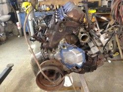stary motor na stojane.jpg
